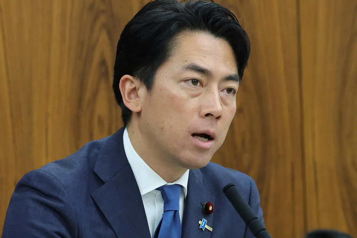 「わざわざ外でやるの？」小泉進次郎農相　農家と“田んぼで座談会”写真にツッコミ続出